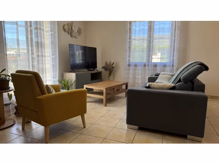 maison contemporaine de plain-pied avec grand hangar lauze