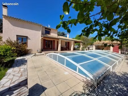 belle maison dotée d'un grand jardin arboré avec piscine – proche centre de village