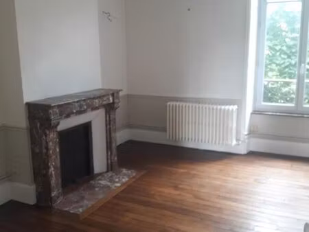 f2 centre charleville 62m2