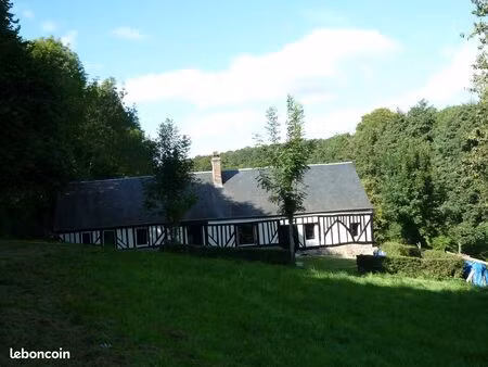maison individuelle rurale dans la prairie