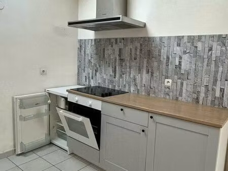 t2 lumineux avec balcon