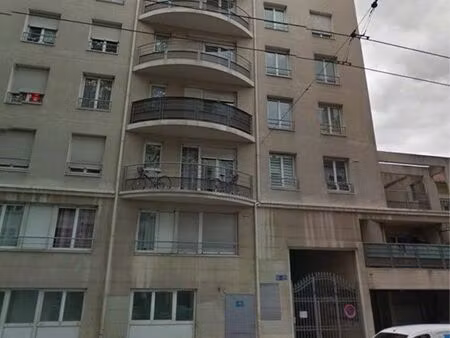 lyon 3e – beau t2 de 49 m² avec cour privative  cuisine ouverte et double gara
