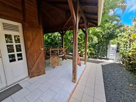 f2 meublée avec piscine et carbet