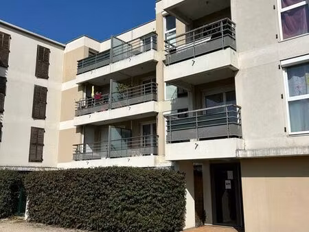 t2 avec balcon garage piscine commune