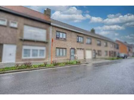 goed gelegen woning met 3 slaapkamers  garage en tuin nab...