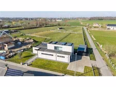 villa récente avec prés sur un grand terrain.