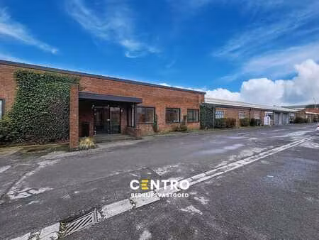 toonzaal van 1.000m² met optioneel magazijn en private pa...