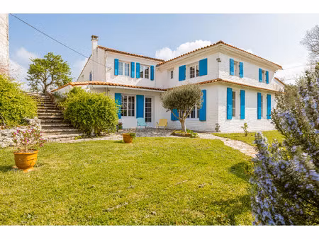 maison à la vue estuaire avec son moulin