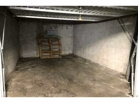 parking/box securise dans une residence face au port des minimes a la rochelle !