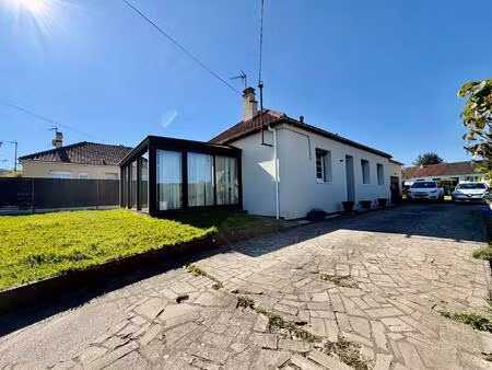 plain pied avec véranda  3 chambres  grand garage.