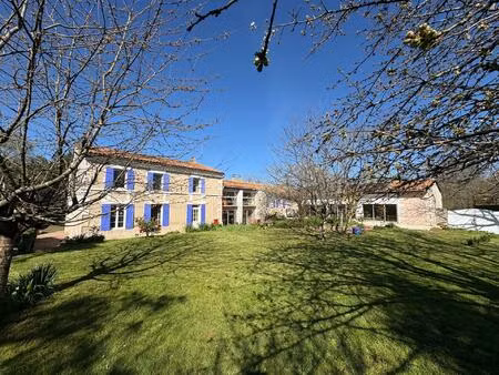 l'authenticité de la pierre aux portes de saintes