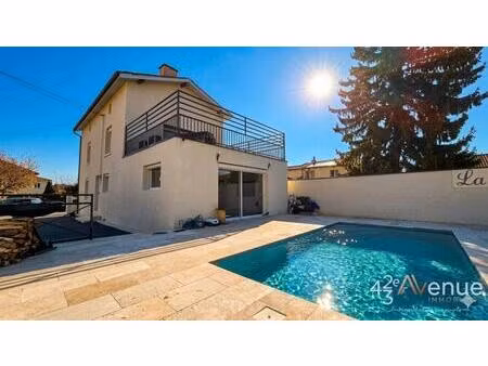 maison individuelle rénovée à neuf avec piscine