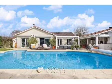 maison familiale avec piscine de plein pied