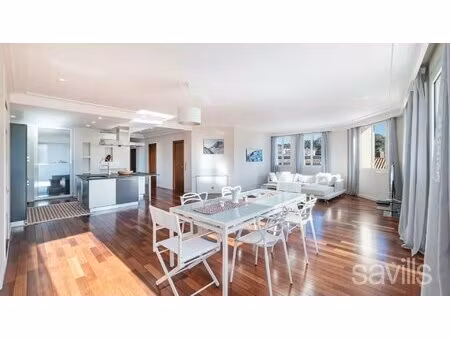 a 50 mètres du palais des festivals