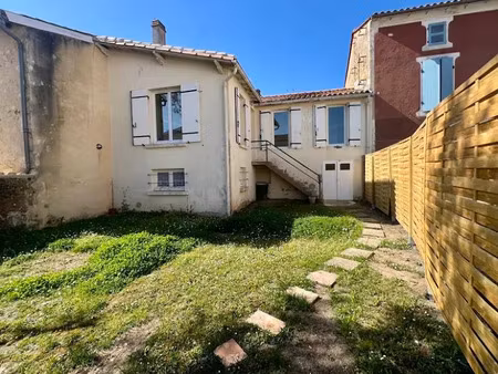 vente maison 5 pièces 72 m² à saint-bonnet-sur-gironde (17150)  109 501 €