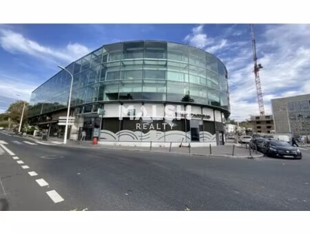 location local professionnel 389m²