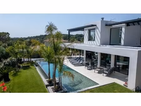 villa contemporaine confort moderne vaste garage et piscine miroir