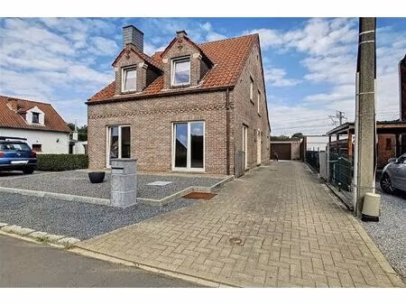 instapklare half-open bebouwing met 3 slaapkamers en tuin