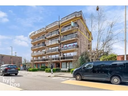 instapklaar appartement met veel lichtinval en private garage
