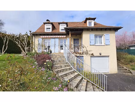 a vendre à aurillac nord  quartier peyrolles  sur terrain d'environ 1000 m²  maison de typ