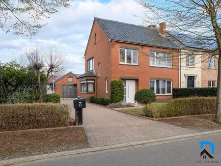 halfopen bebouwing in diepenbeek op ruim perceel