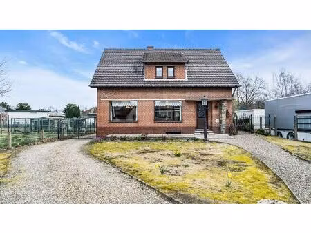 rustig gelegen te renoveren woning met 4 slaapkamers op een perceel van 13a 07ca