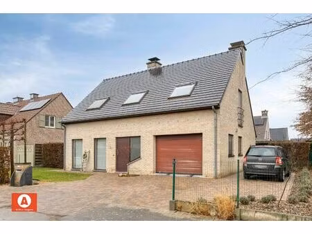 open bebouwing in een doodlopende straat.