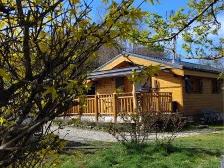 jolie chalet sur terrain arboré