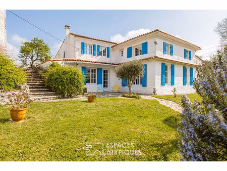 maison à la vue estuaire avec son moulin