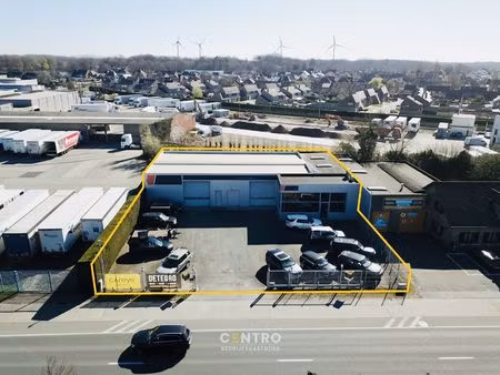 op toplocatie: instapklaar handelspand bestaande uit magazijn (440m²) met burelen/toonzaal