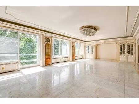 ruim en lichtrijk 2-slaapkamerappartement (197 m²) met parkzicht en terras op toplocatie