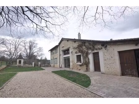 propriété de 320 m² habitables  7 chambres  terrain de 2 6 ha