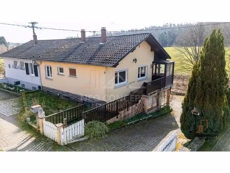 * erckartswiller - opportunité à saisir pour cette maison avec travaux  offrant une vue su