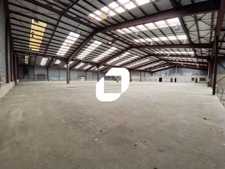 vente entrepôt 4 900 m²
