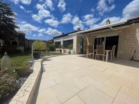 vente maison 5 pièces 203 m² à saint-hippolyte (17430)  325 000 €
