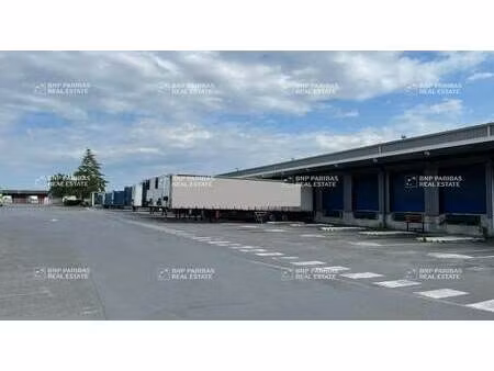 location entrepôt 700 m² à 1 500 m²