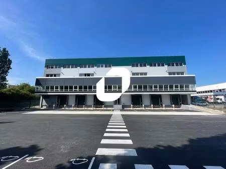 location entrepôt 6 100 m² à 12 275 m²