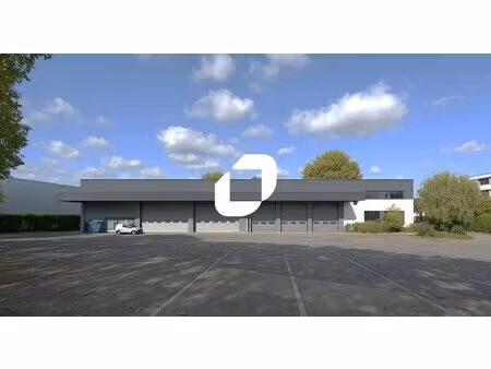 location local d'activités 1 490 m²