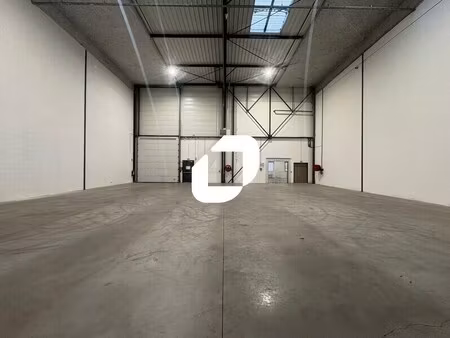 location local d'activités 680 m²