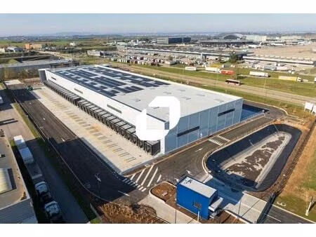 location entrepôt colombier saugnieu 69125 7647m²