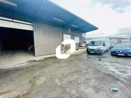 location local d'activités 830 m²
