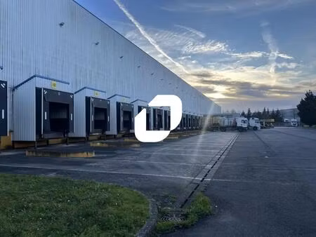 location entrepôt 16 393 m²