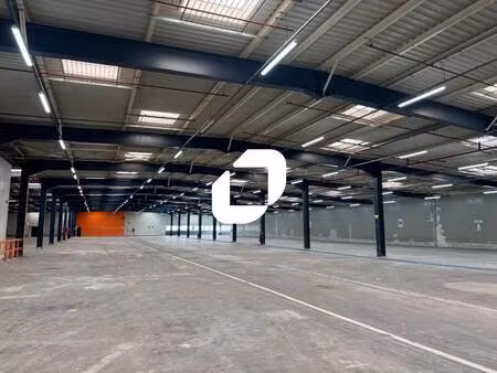 location entrepôt 22 681 m²