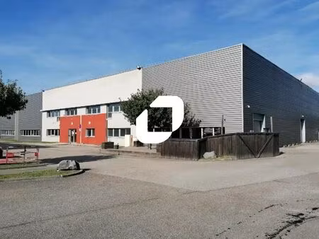 location local d'activités 972 m²