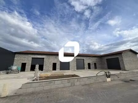 location local d'activités 135 m² à 411 m²