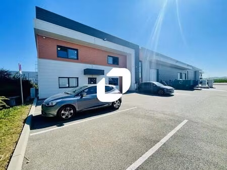 location local d'activités 841 m²