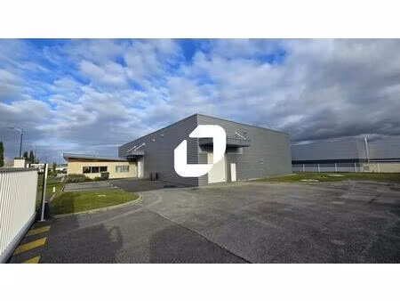 location local d'activités 870 m²