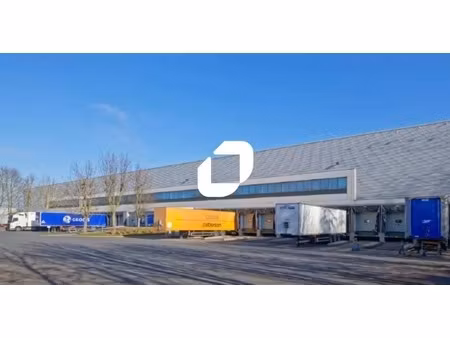 location entrepôt 13 673 m²