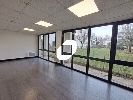 location commerce courbevoie 92400 114m²