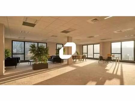location bureaux 93 m² à 2 147 m²